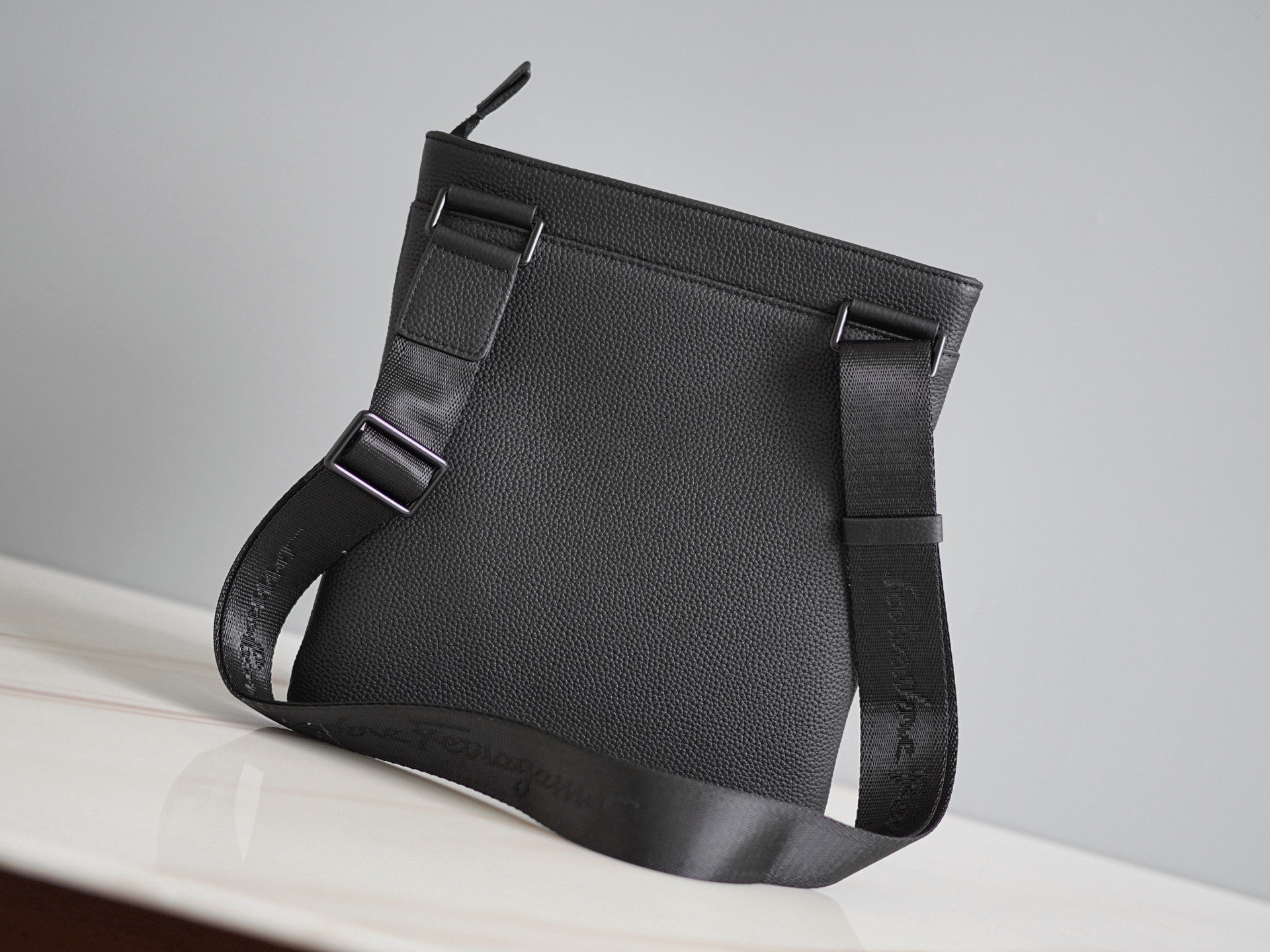 FERRAGAMO 살바토레 페라가모 FW2023 가죽 크로스백 8