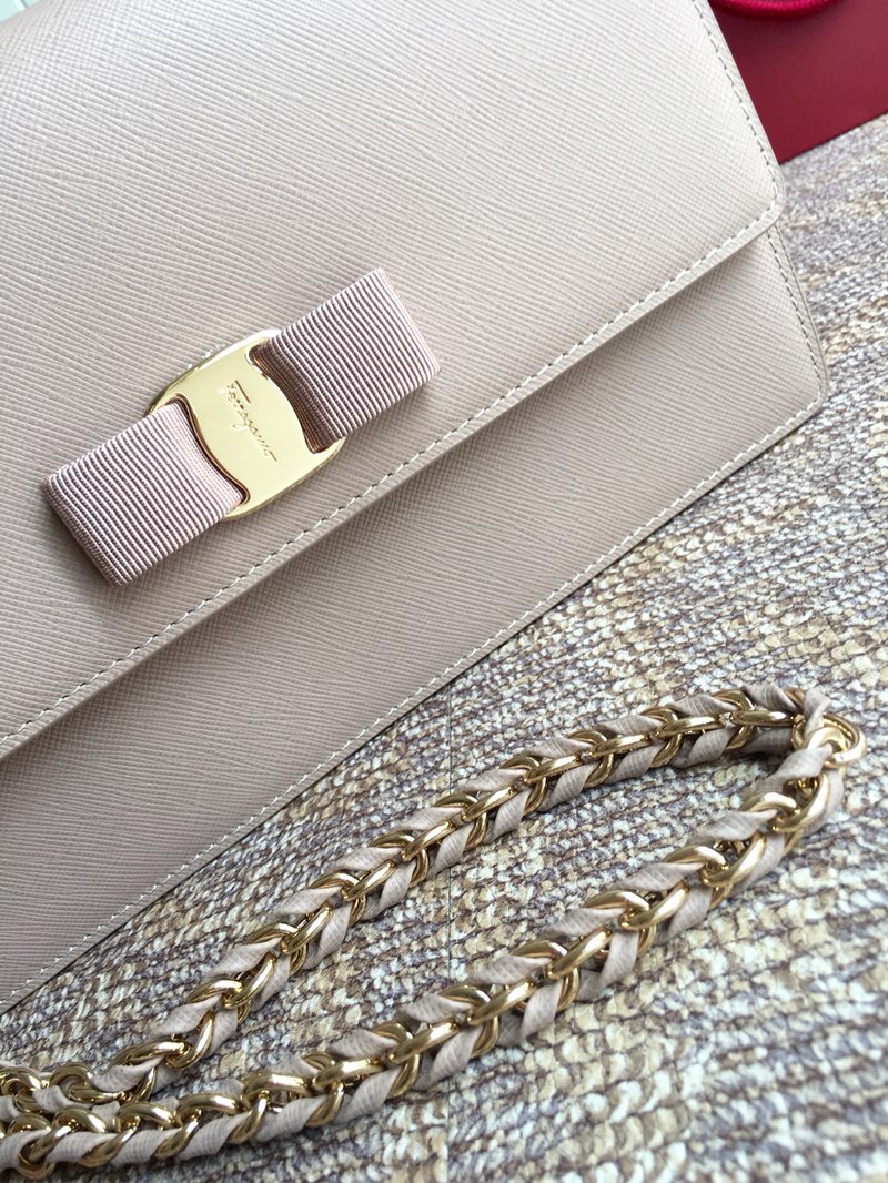 FERRAGAMO 페라가모 FW2023 Vara 리본 장식 소가죽 체인 숄더백 3