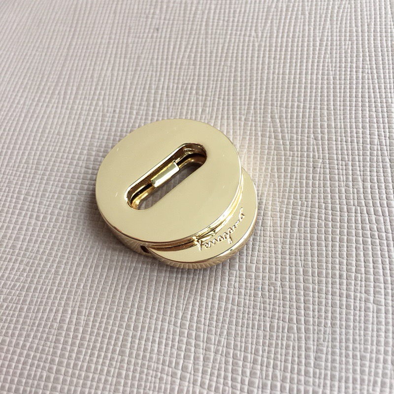 FERRAGAMO 페라가모 FW2023 Vara 리본 장식 소가죽 체인 숄더백 5