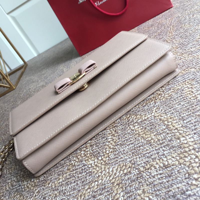 FERRAGAMO 페라가모 FW2023 Vara 리본 장식 소가죽 체인 숄더백 6