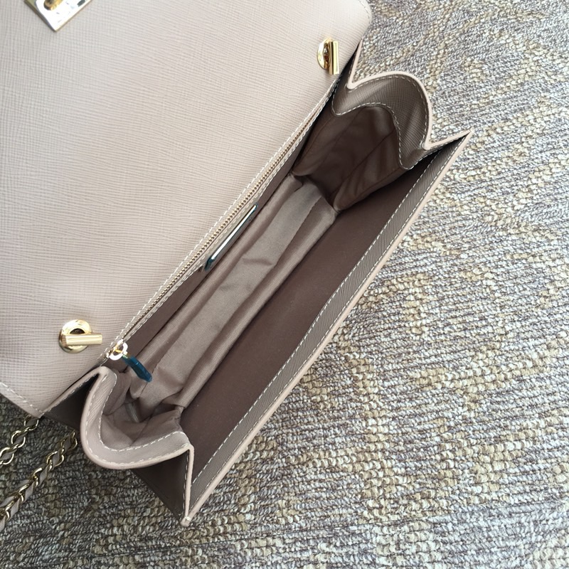 FERRAGAMO 페라가모 FW2023 Vara 리본 장식 소가죽 체인 숄더백 7