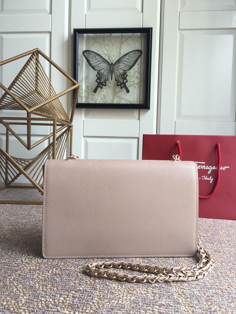 FERRAGAMO 페라가모 FW2023 Vara 리본 장식 소가죽 체인 숄더백 8