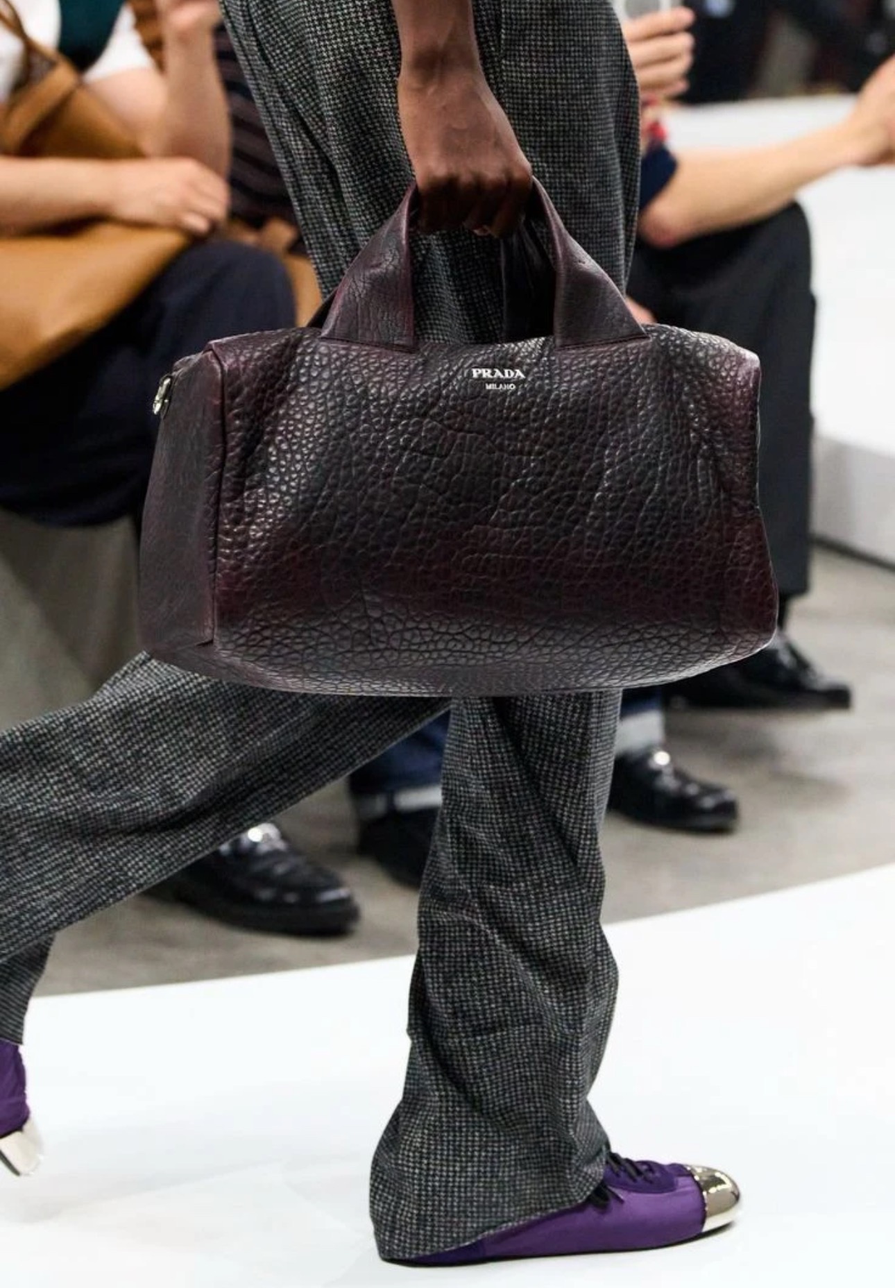 PRADA 프라다 FW2023 나파 가죽 토트백 1