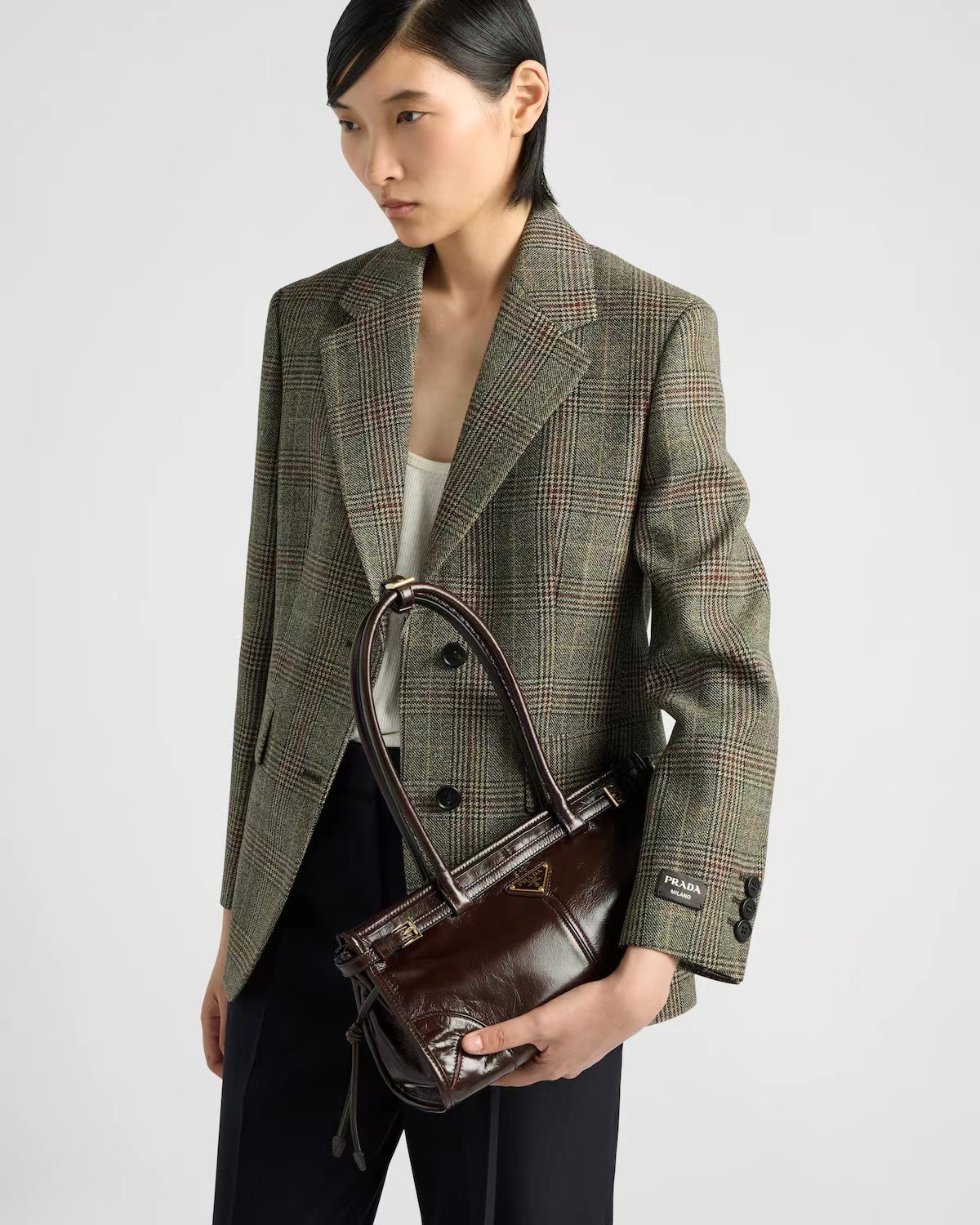 PRADA 프라다 FW2023 유광 가죽 핸드백 1