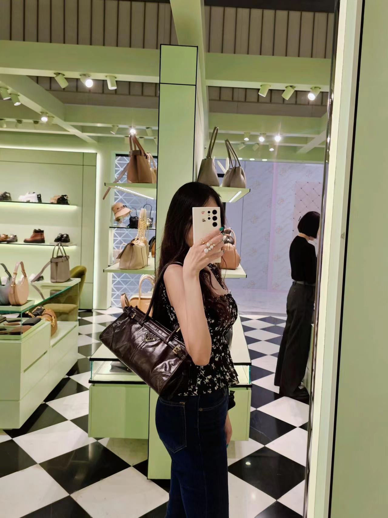 PRADA 프라다 FW2023 유광 가죽 핸드백 2