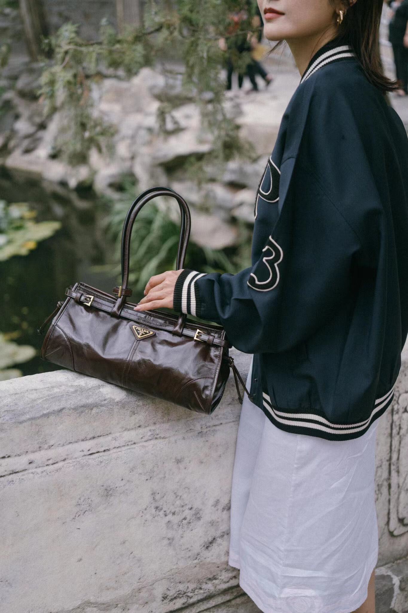 PRADA 프라다 FW2023 유광 가죽 핸드백 3