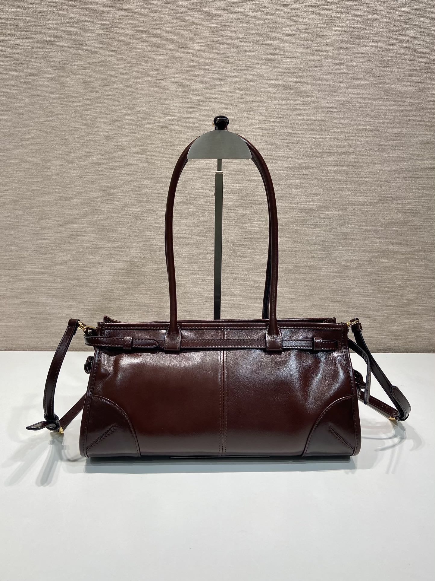 PRADA 프라다 FW2023 유광 가죽 핸드백 8