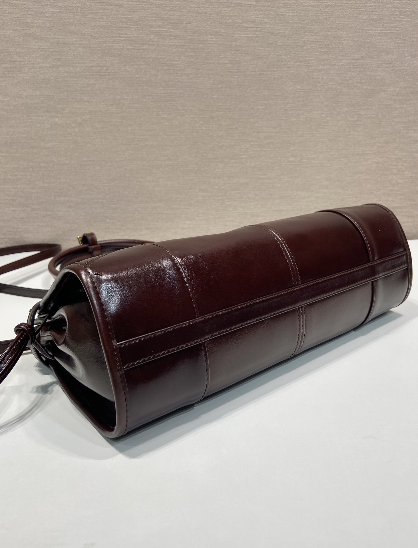 PRADA 프라다 FW2023 유광 가죽 핸드백 10