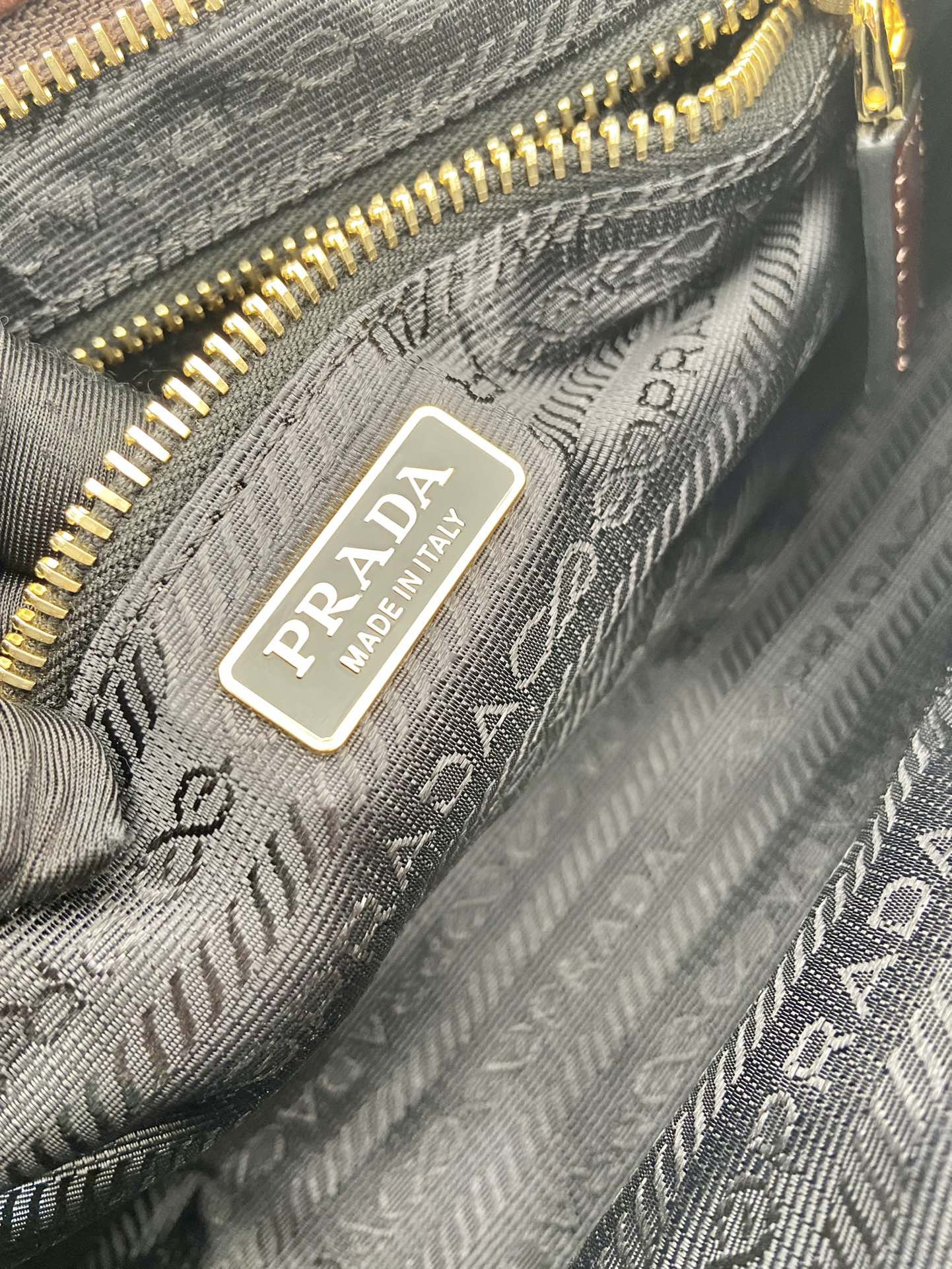 PRADA 프라다 FW2023 유광 가죽 핸드백 13