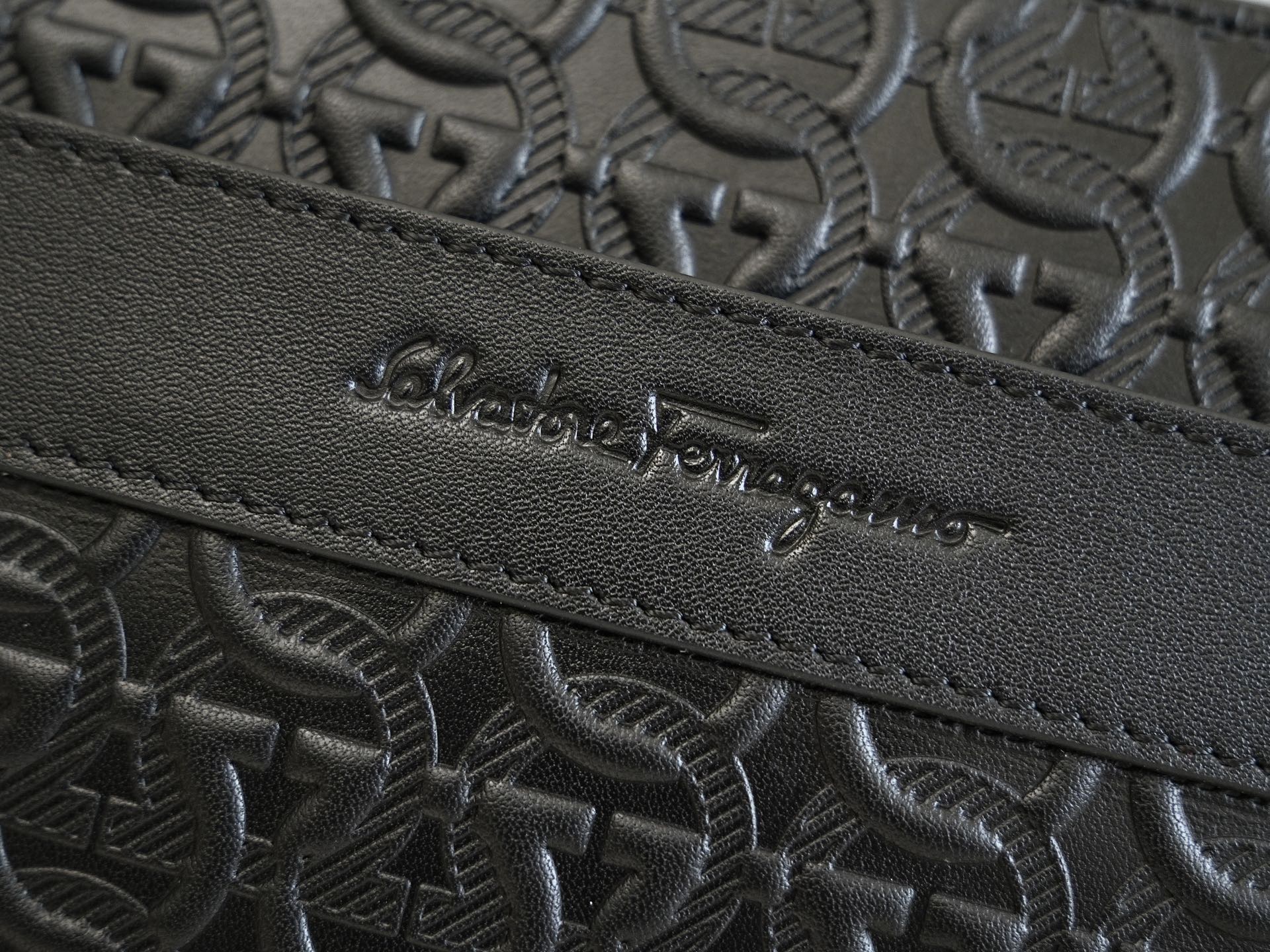 FERRAGAMO 살바토레 페라가모 FW2023 Gancini 패턴 크로스바디 백 2