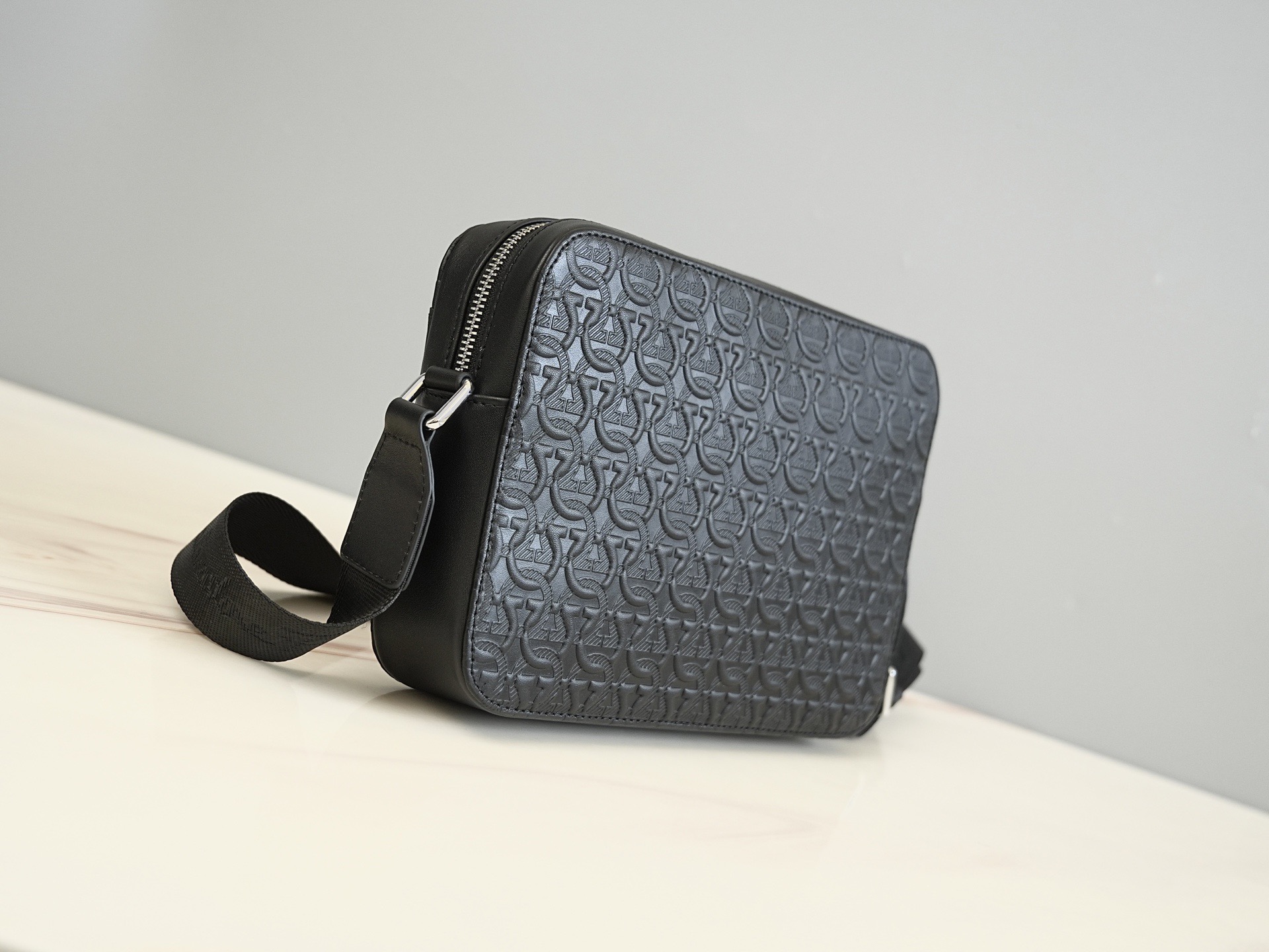 FERRAGAMO 살바토레 페라가모 FW2023 Gancini 패턴 크로스바디 백 3