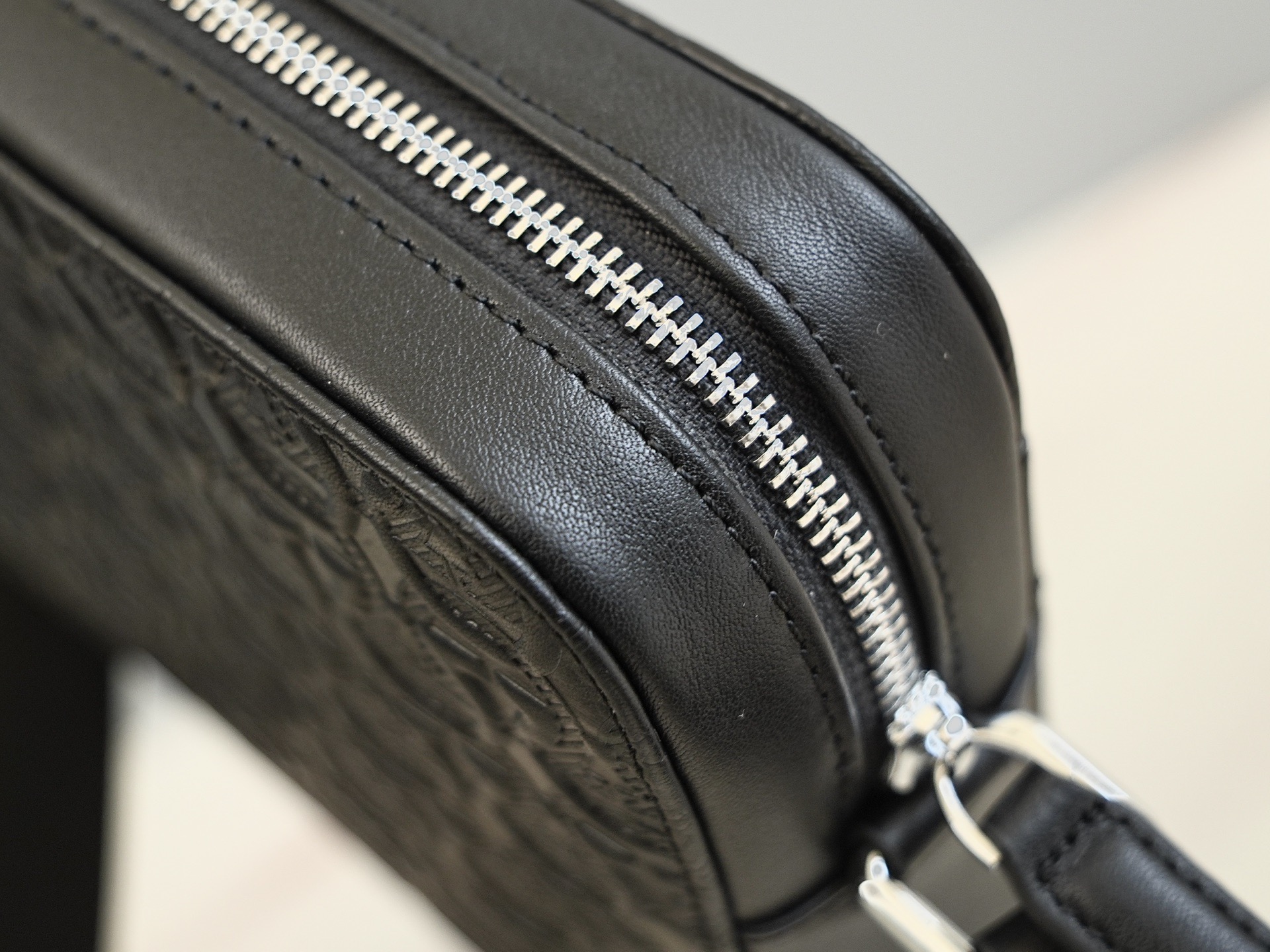 FERRAGAMO 살바토레 페라가모 FW2023 Gancini 패턴 크로스바디 백 4