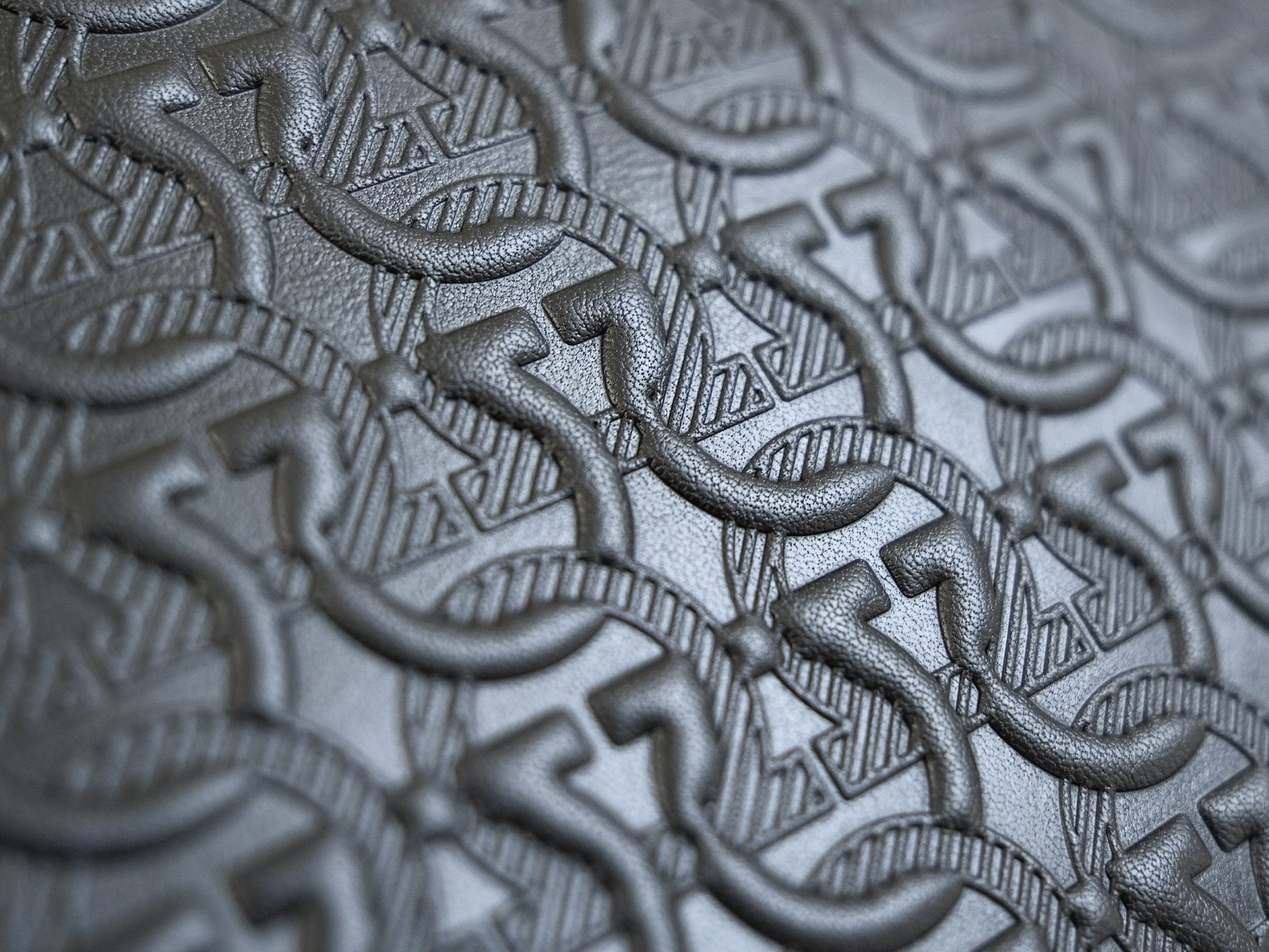 FERRAGAMO 살바토레 페라가모 FW2023 Gancini 패턴 크로스바디 백 5