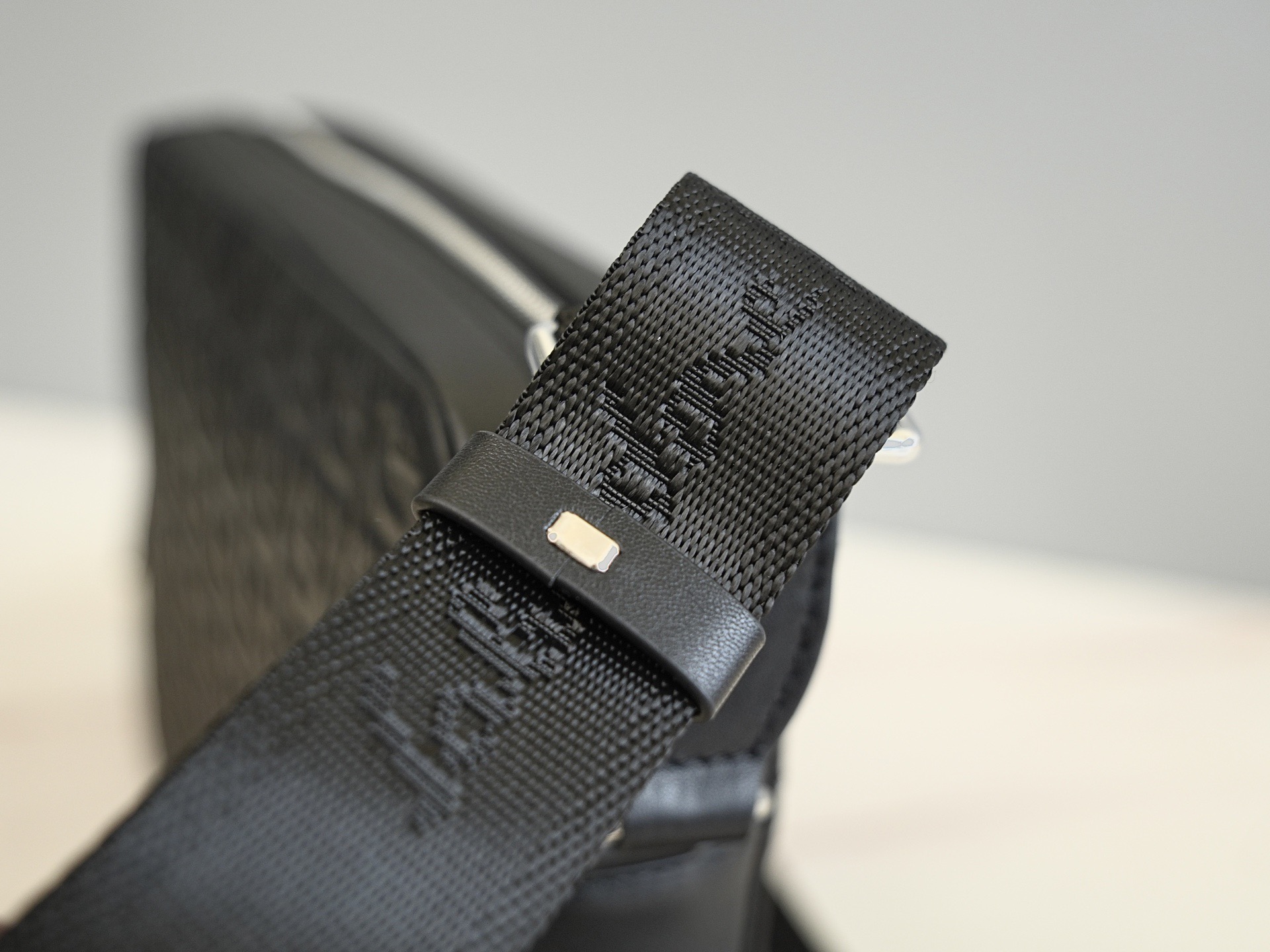 FERRAGAMO 살바토레 페라가모 FW2023 Gancini 패턴 크로스바디 백 6