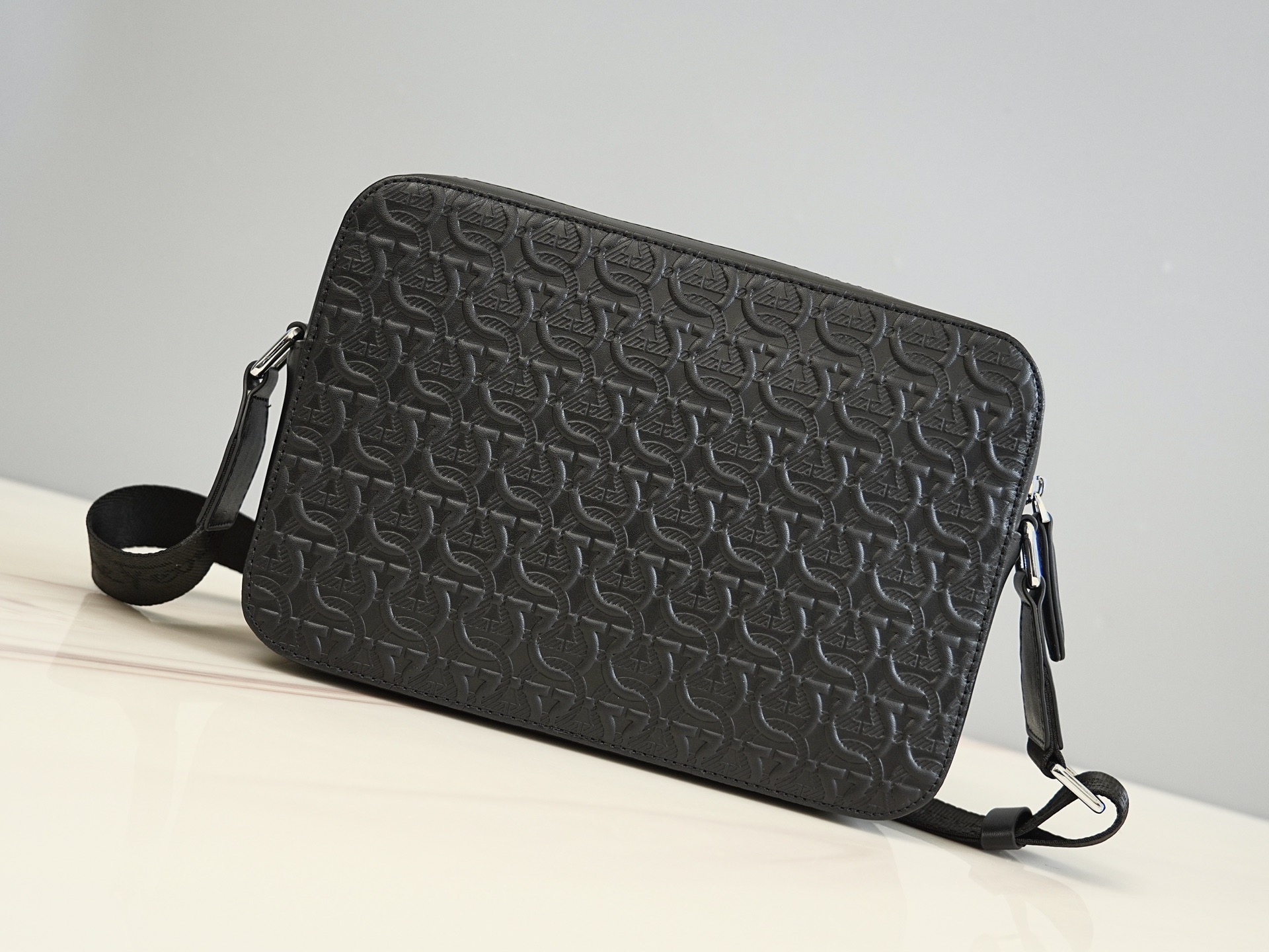 FERRAGAMO 살바토레 페라가모 FW2023 Gancini 패턴 크로스바디 백 8