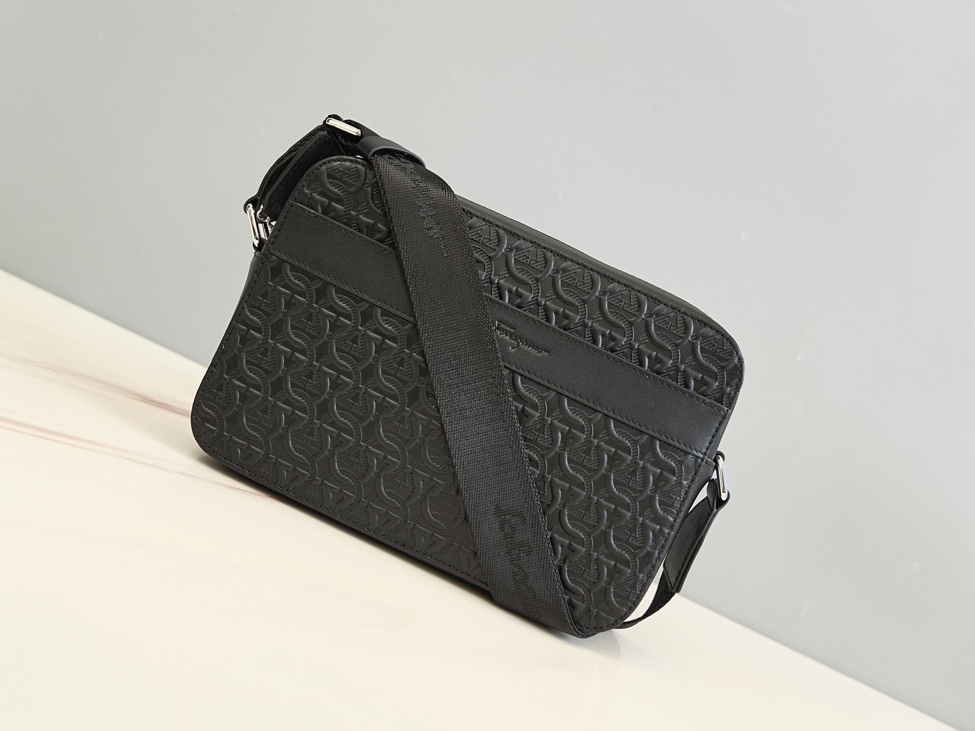 FERRAGAMO 살바토레 페라가모 FW2023 Gancini 패턴 크로스바디 백 9