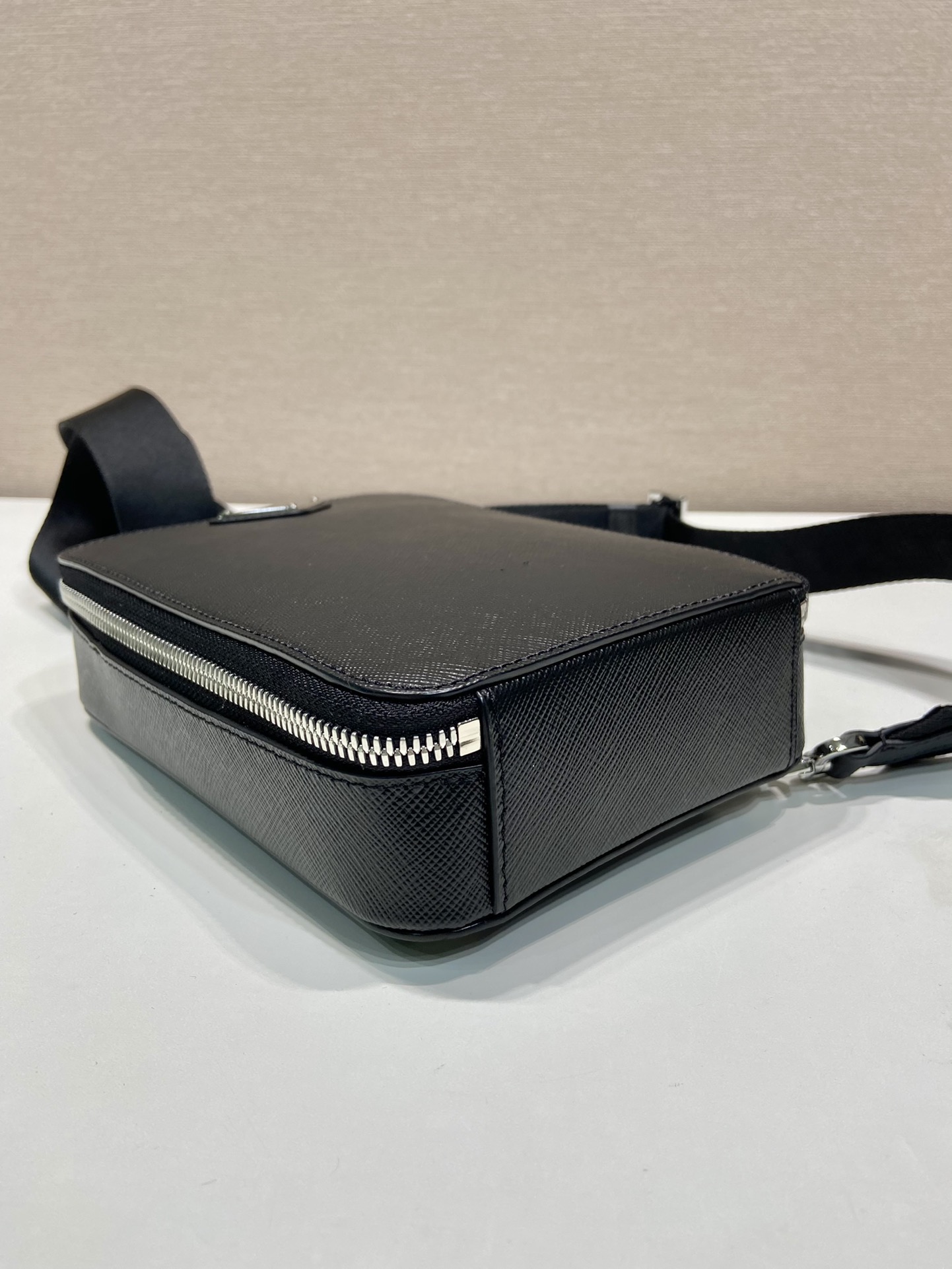 PRADA 프라다 FW2023 사피아노 가죽 크로스백 10