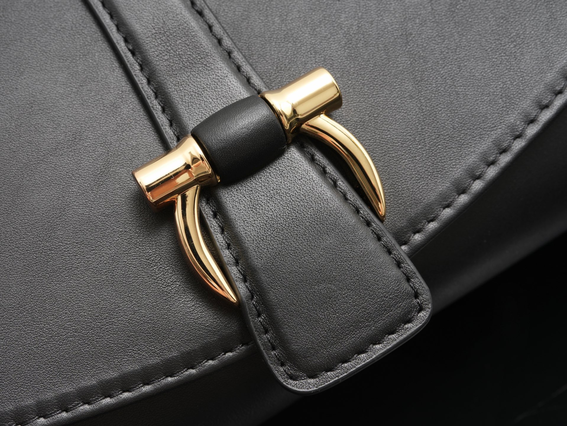 FERRAGAMO 페라가모 FW2023 Gancini 체인 숄더백 10