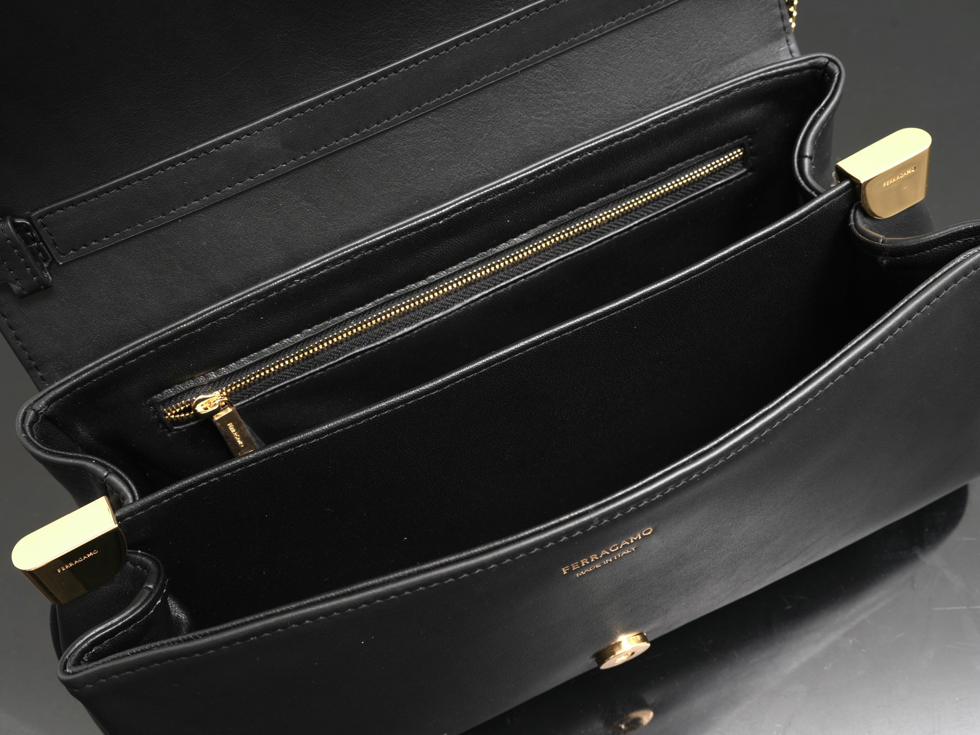 FERRAGAMO 페라가모 FW2023 Gancini 체인 숄더백 11