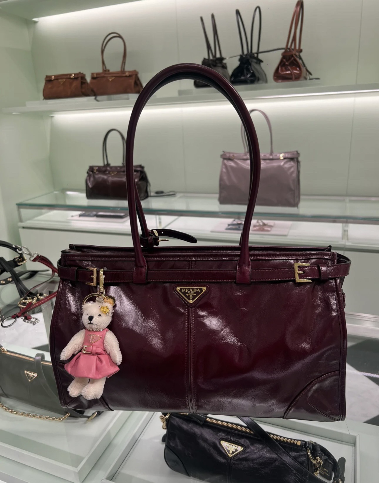 PRADA 프라다 FW2023 유광 가죽 토트백 3