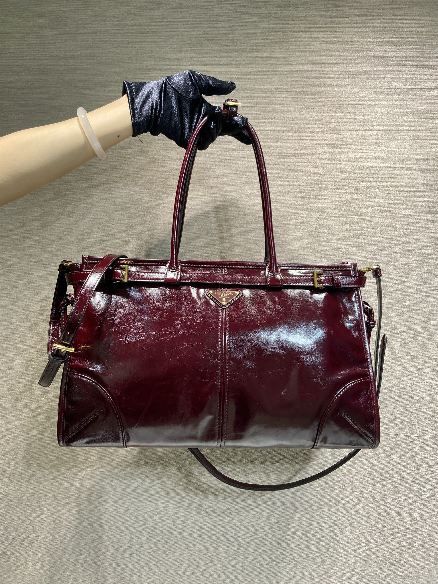 PRADA 프라다 FW2023 유광 가죽 토트백 4