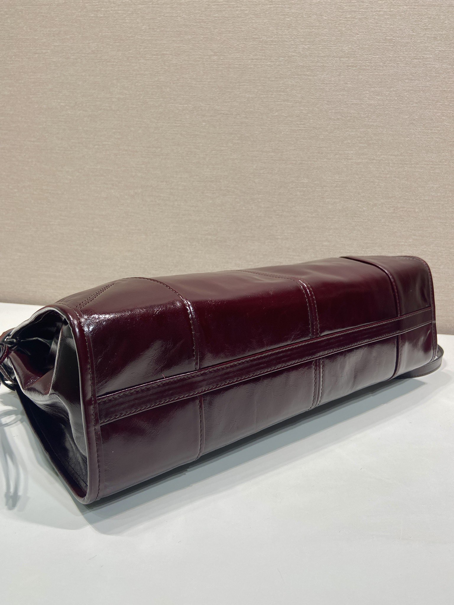 PRADA 프라다 FW2023 유광 가죽 토트백 10