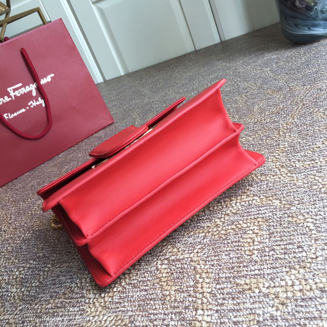 FERRAGAMO 페라가모 간치니 플랩 숄더백 미디엄 21F893 6