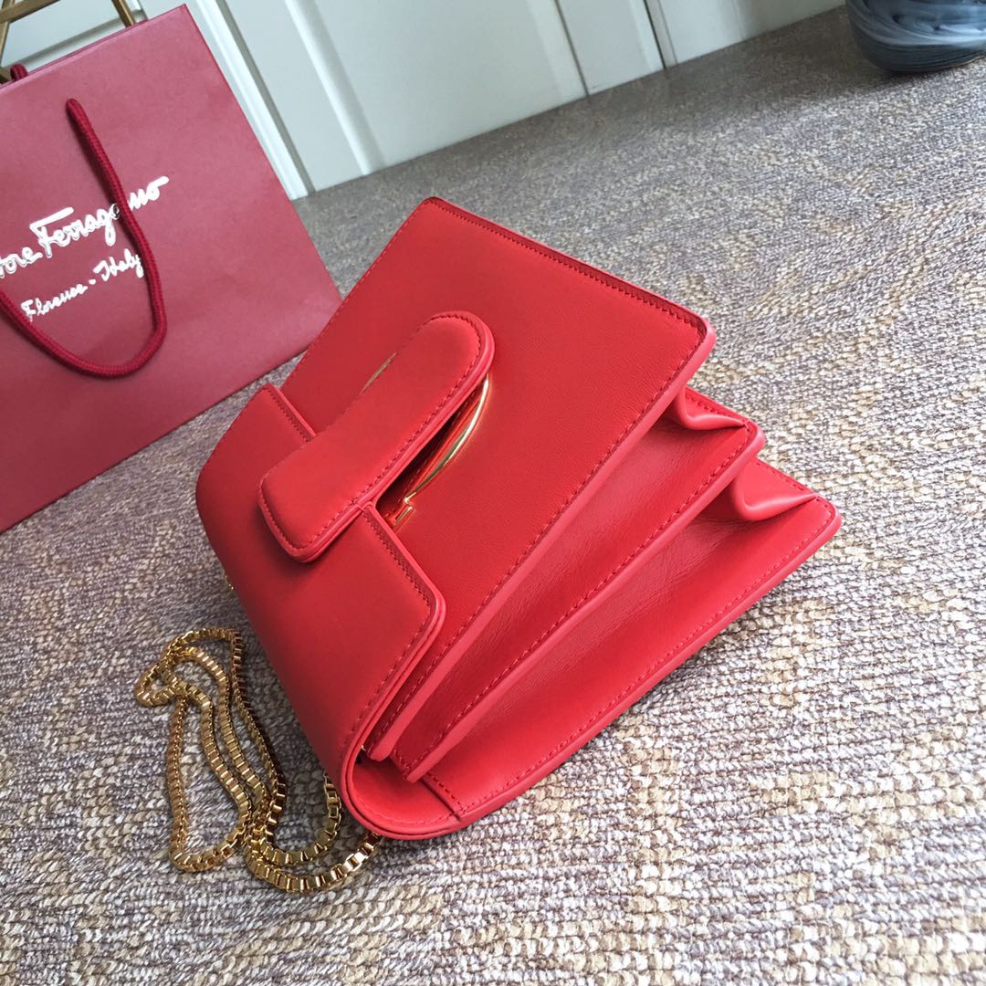 FERRAGAMO 페라가모 간치니 플랩 숄더백 미디엄 21F893 7