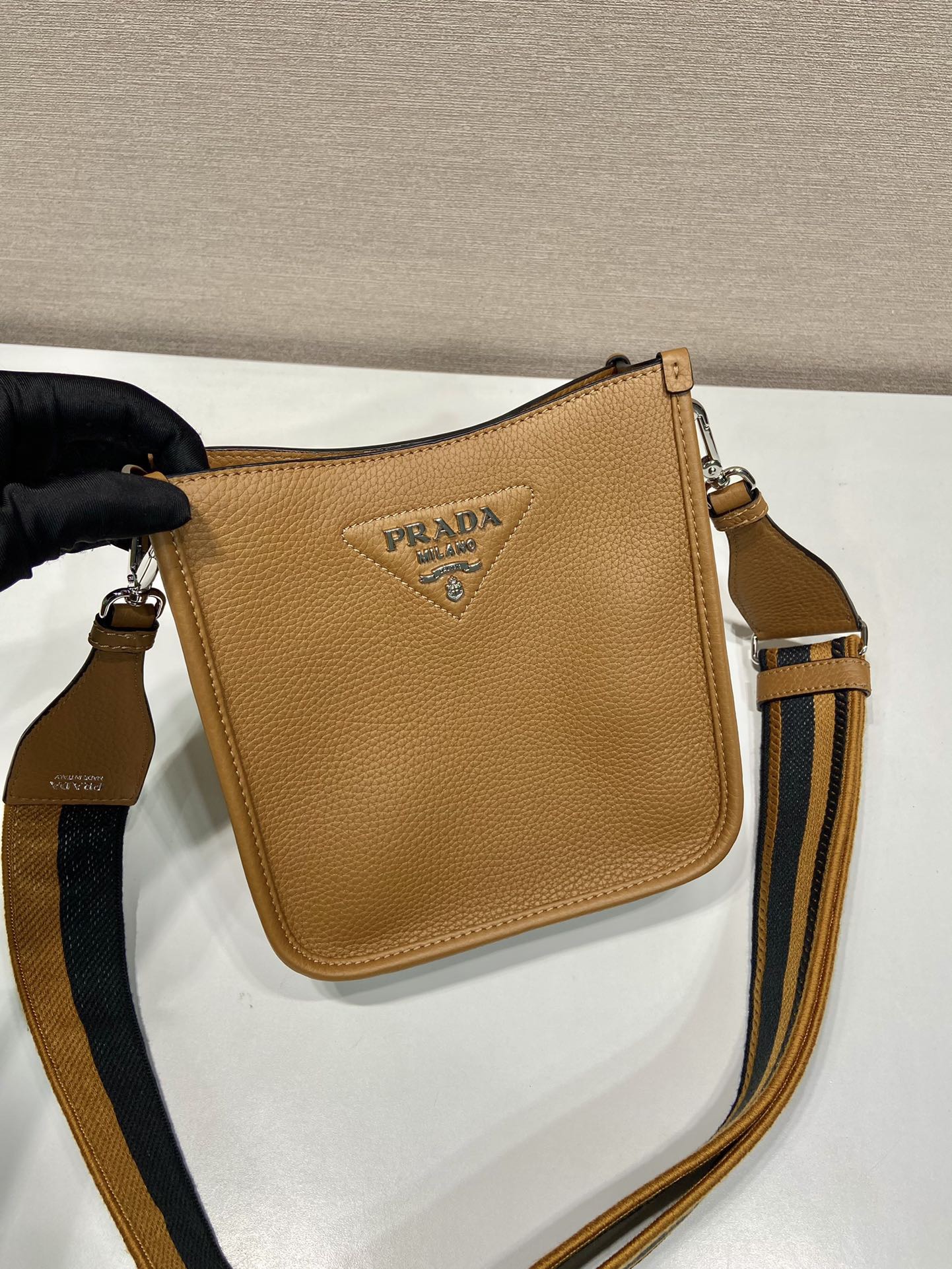 PRADA 프라다 FW2023 가죽 크로스바디 백 4
