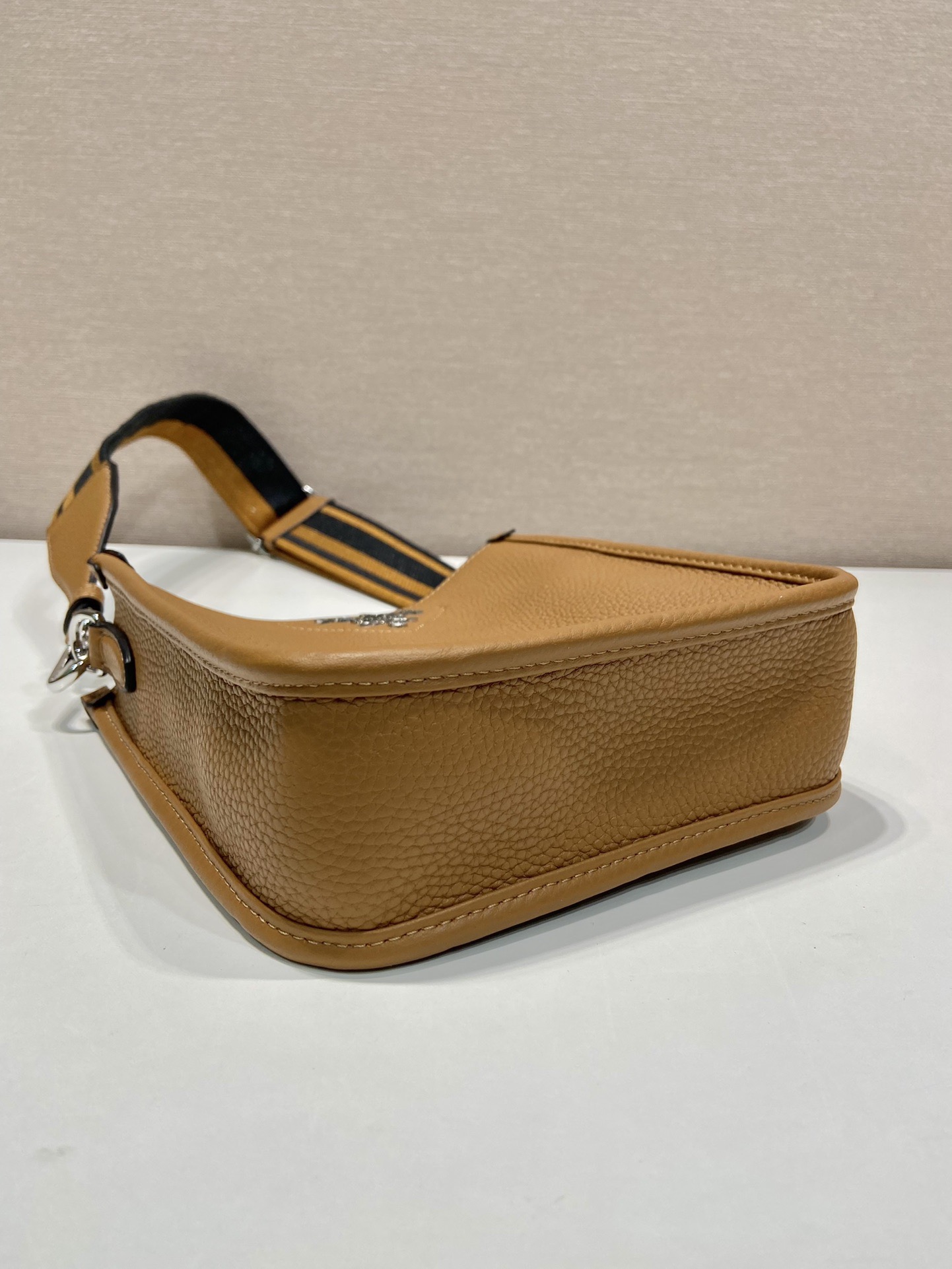 PRADA 프라다 FW2023 가죽 크로스바디 백 7