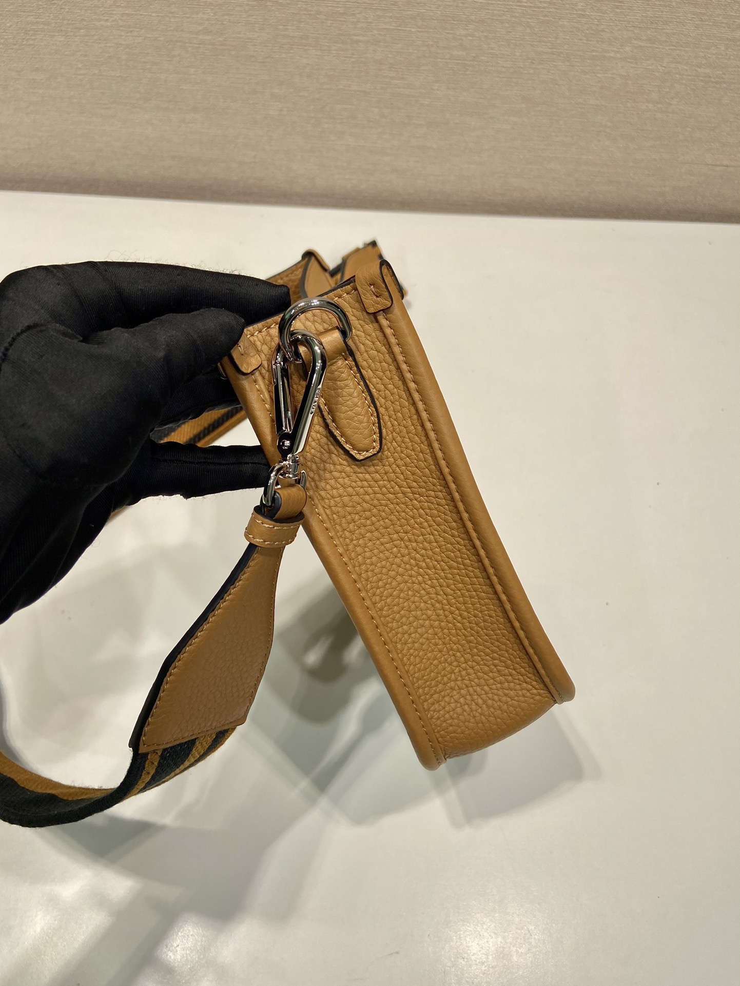 PRADA 프라다 FW2023 가죽 크로스바디 백 8