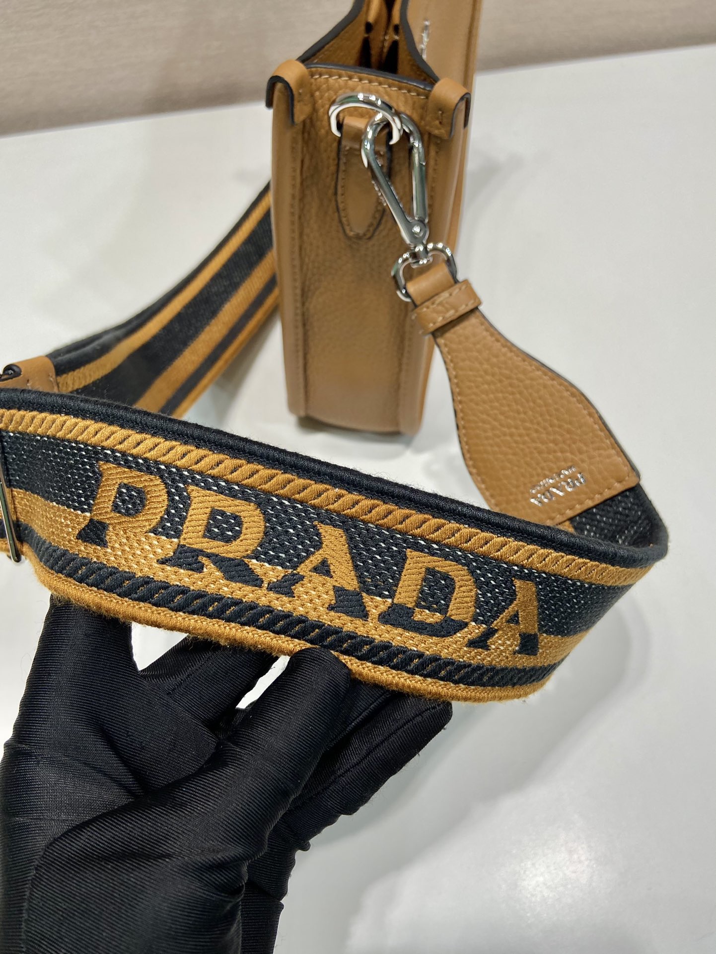 PRADA 프라다 FW2023 가죽 크로스바디 백 9