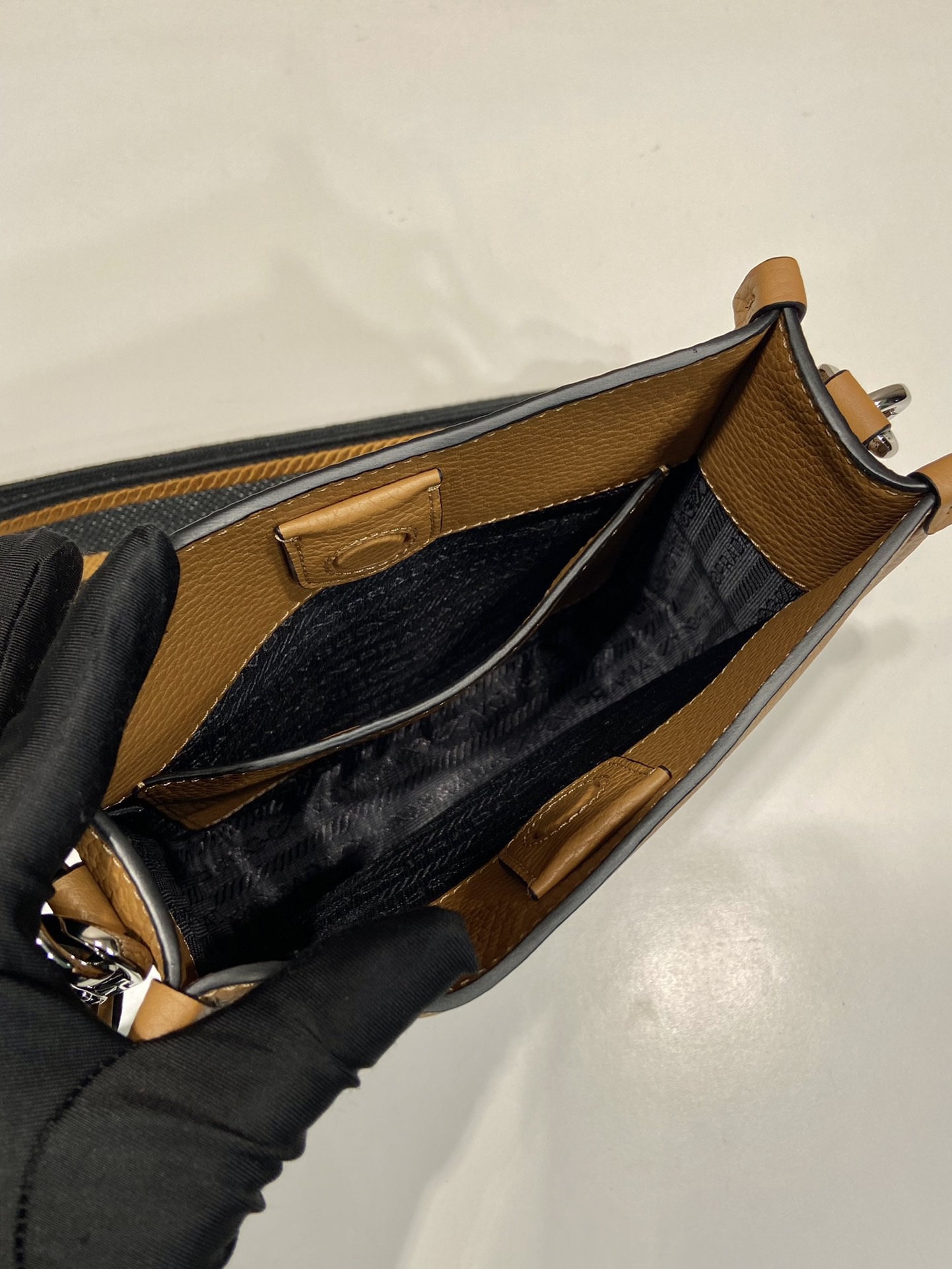 PRADA 프라다 FW2023 가죽 크로스바디 백 10