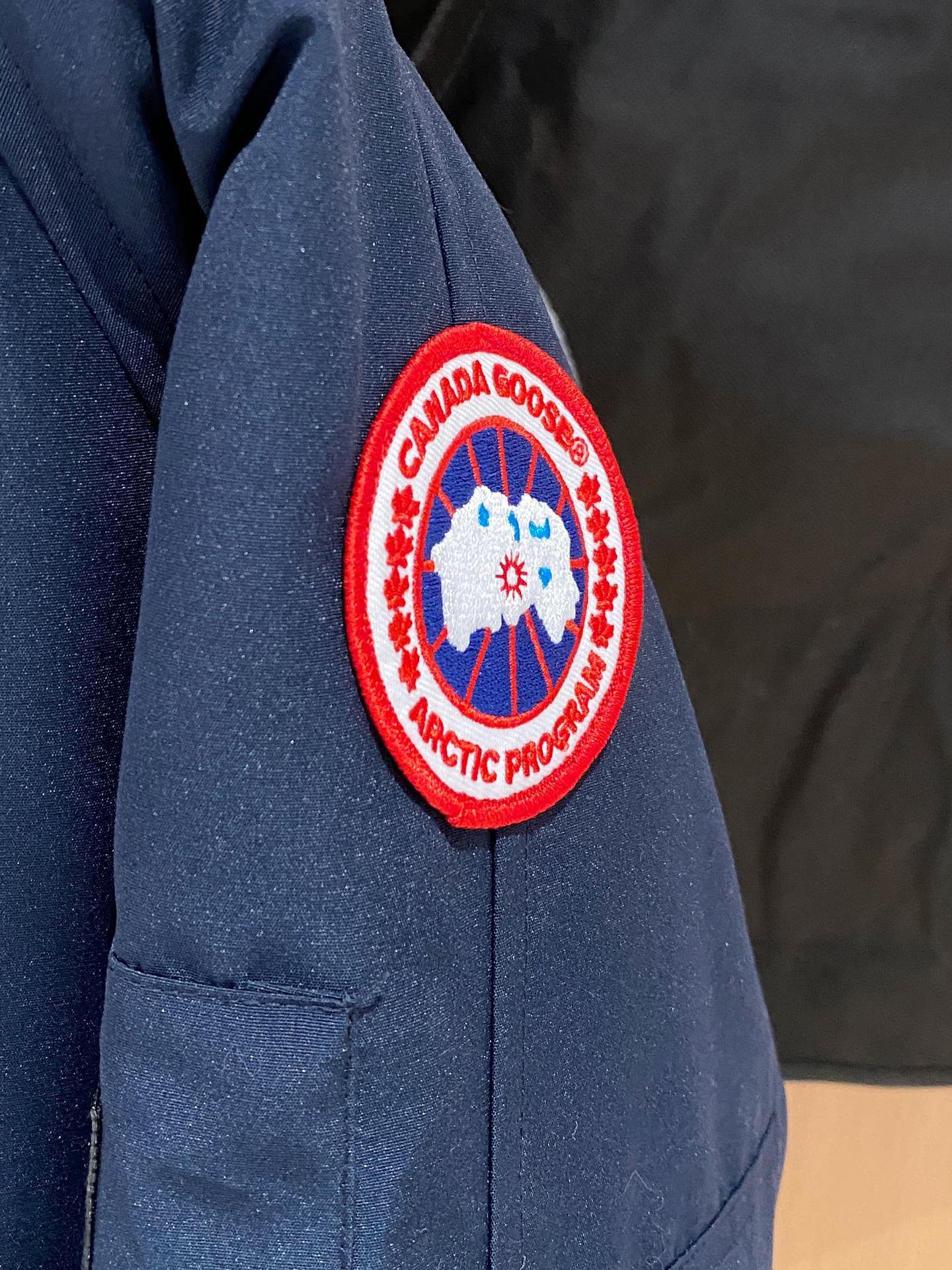 CANADA GOOSE 캐나다구스 FW2025 후드 패딩 재킷 4