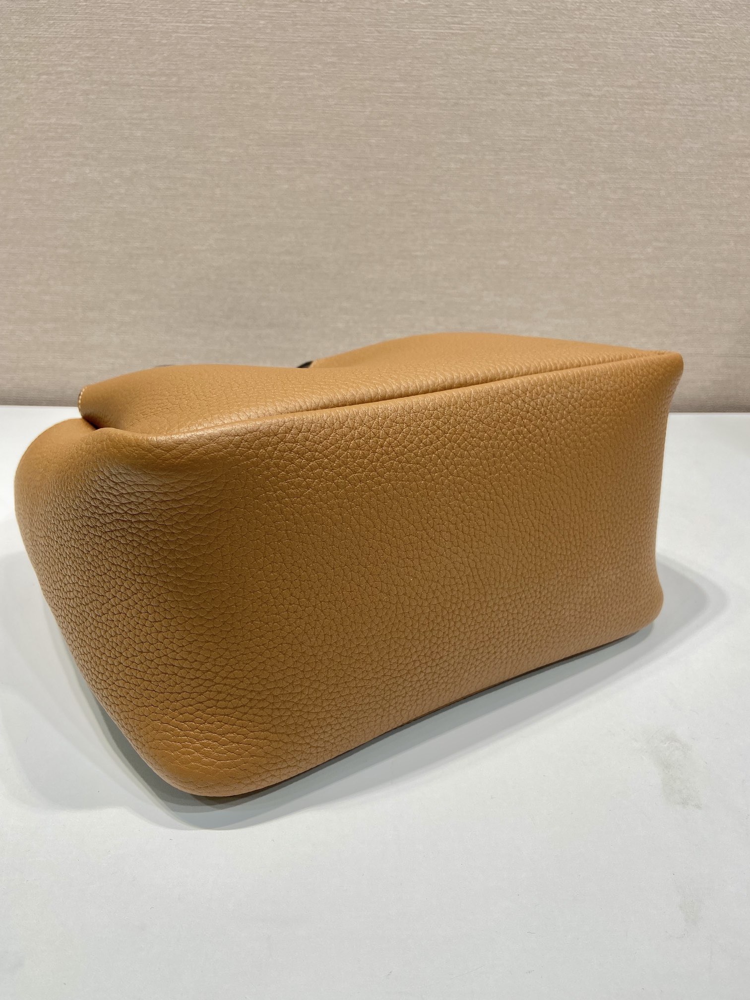 PRADA 프라다 FW2023 소가죽 토트백 9