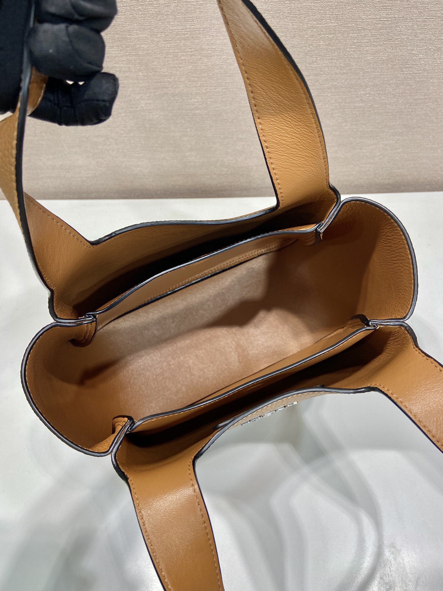 PRADA 프라다 FW2023 소가죽 토트백 10