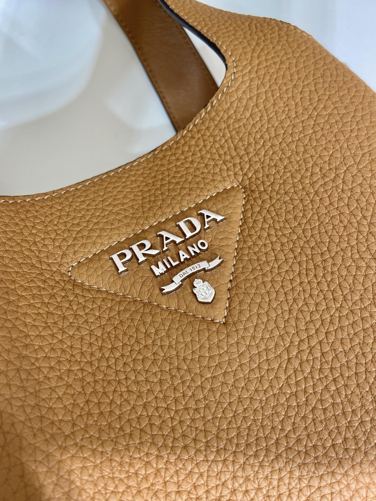 PRADA 프라다 FW2023 소가죽 토트백 11