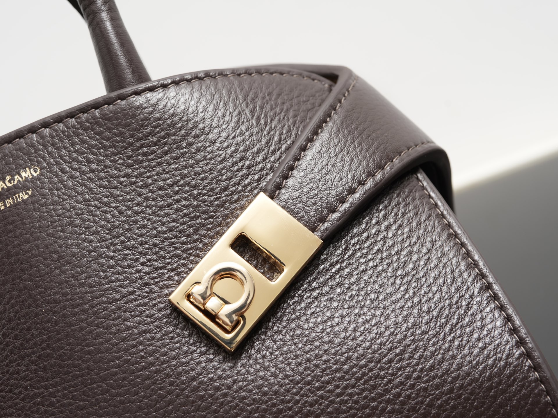 FERRAGAMO 페라가모 허그(HUG) 토트백 미니 12