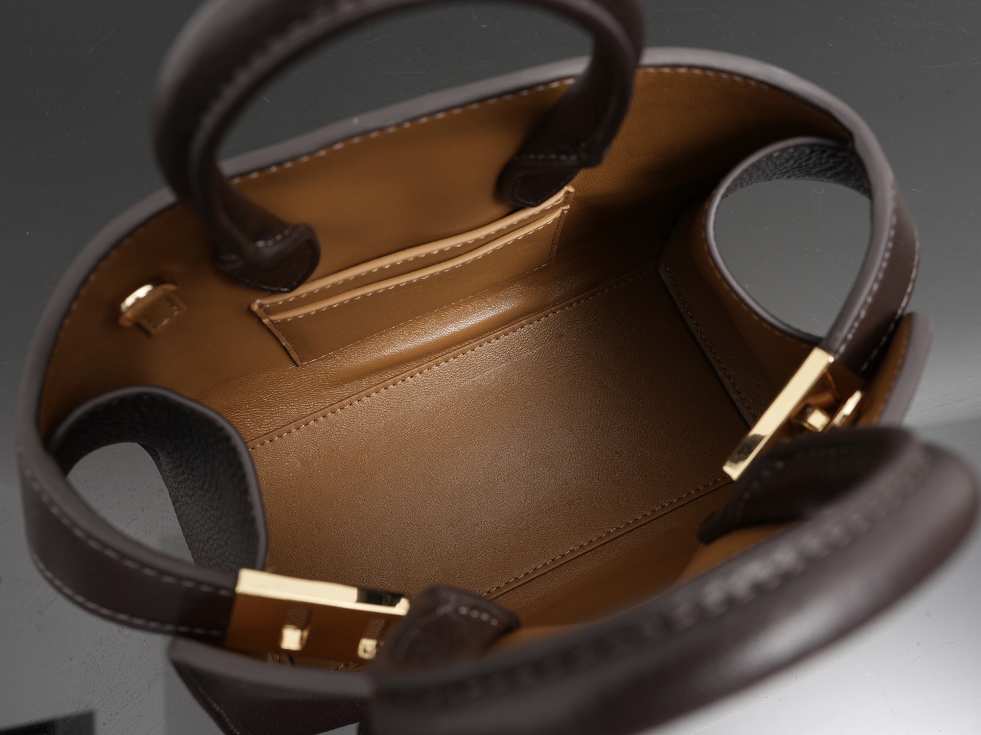 FERRAGAMO 페라가모 허그(HUG) 토트백 미니 13