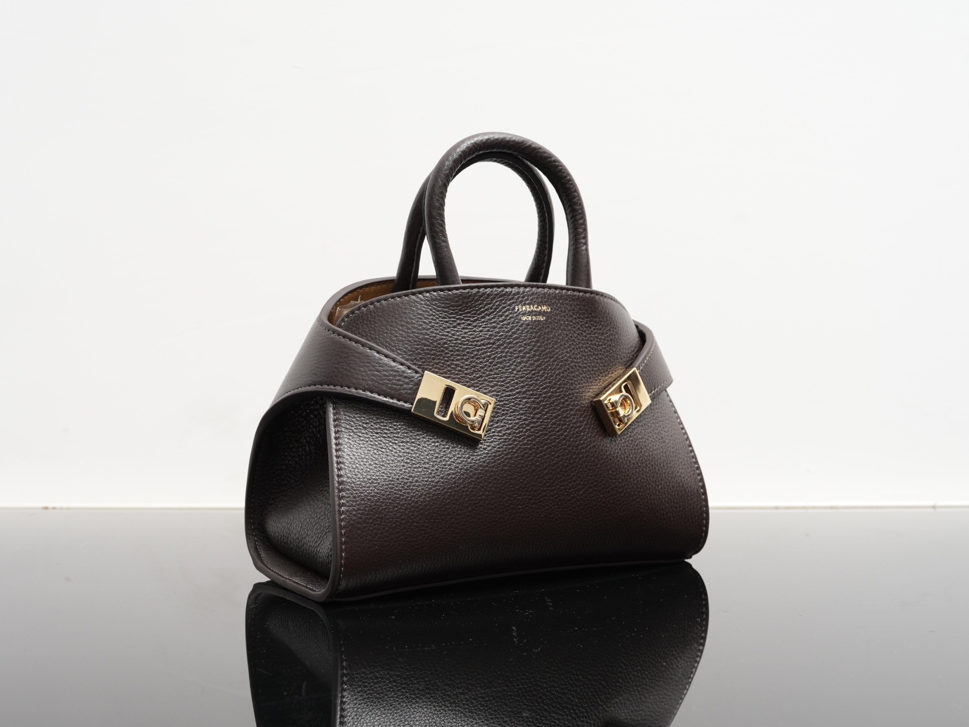 FERRAGAMO 페라가모 허그(HUG) 토트백 미니 17