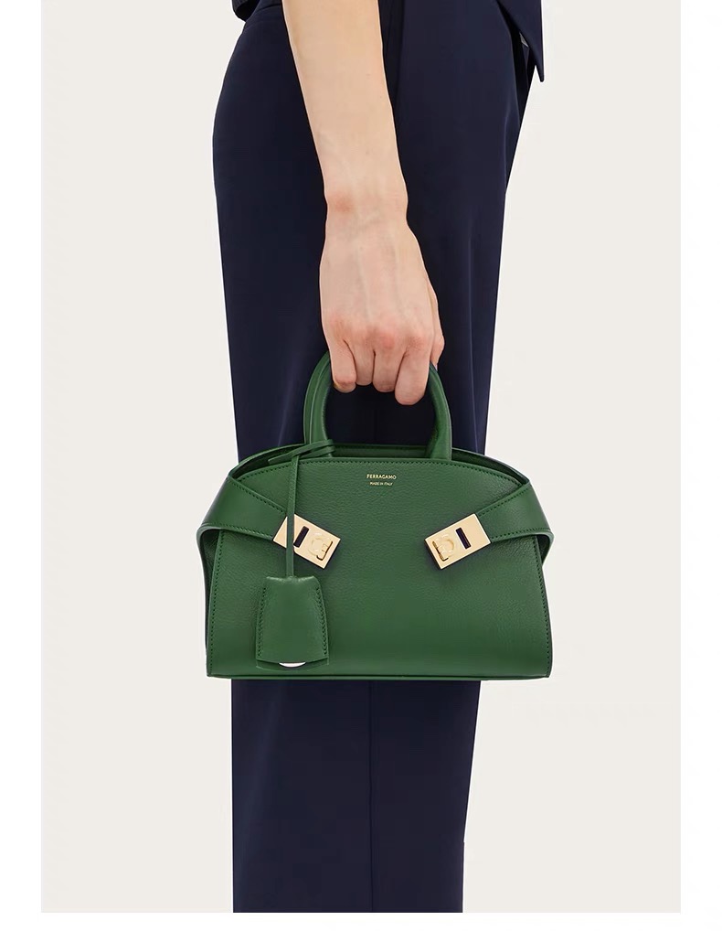 FERRAGAMO 페라가모 허그(HUG) 토트백 미니 23