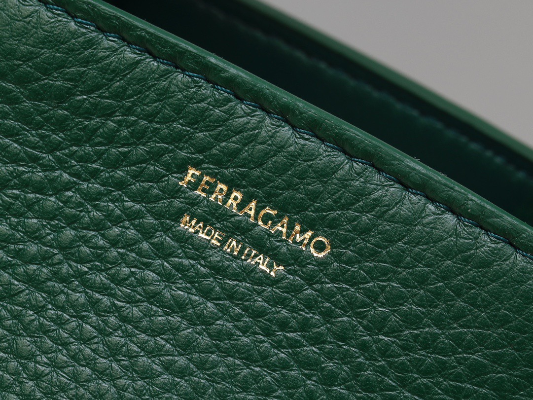 FERRAGAMO 페라가모 허그(HUG) 토트백 미니 26