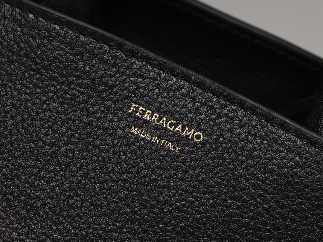 FERRAGAMO 페라가모 허그(HUG) 토트백 미니 34