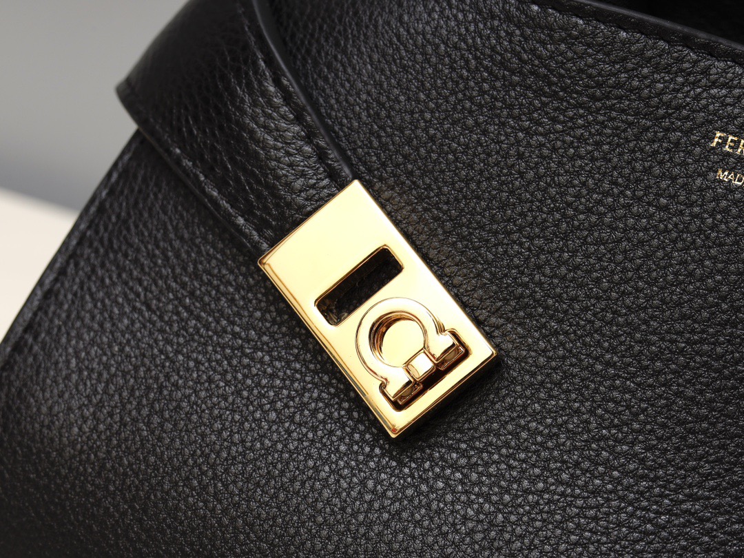 FERRAGAMO 페라가모 허그(HUG) 토트백 미니 35