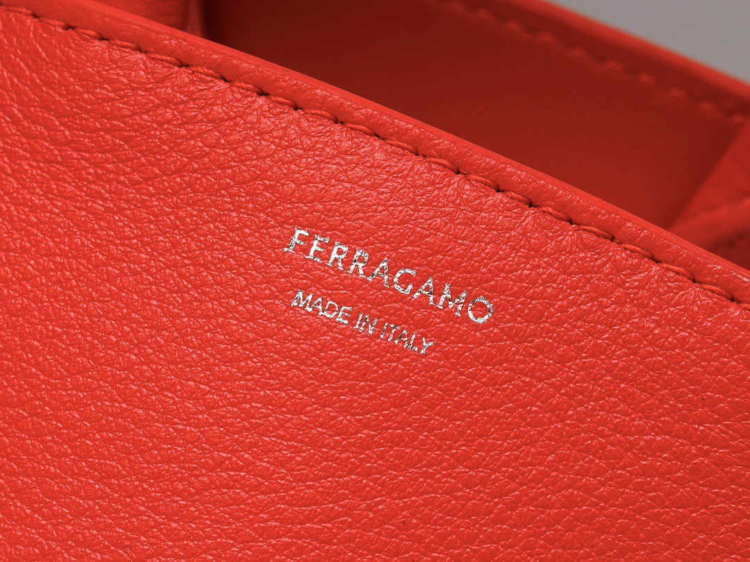 FERRAGAMO 페라가모 허그(HUG) 토트백 미니 42