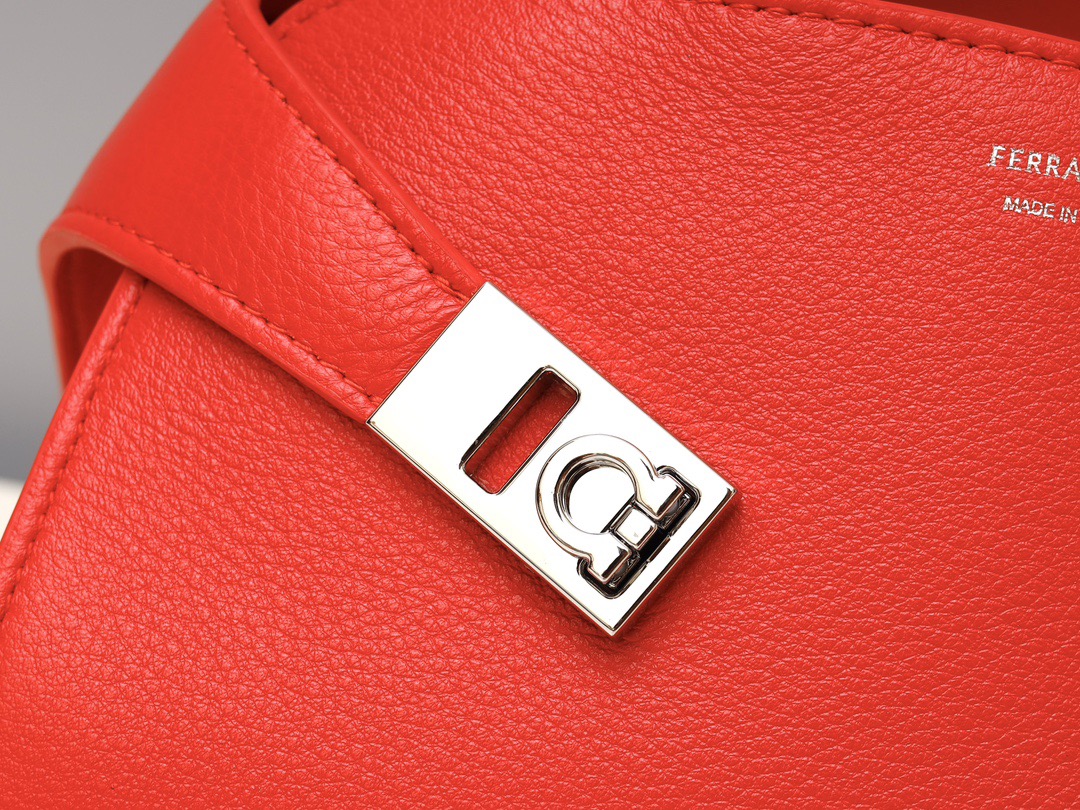 FERRAGAMO 페라가모 허그(HUG) 토트백 미니 43