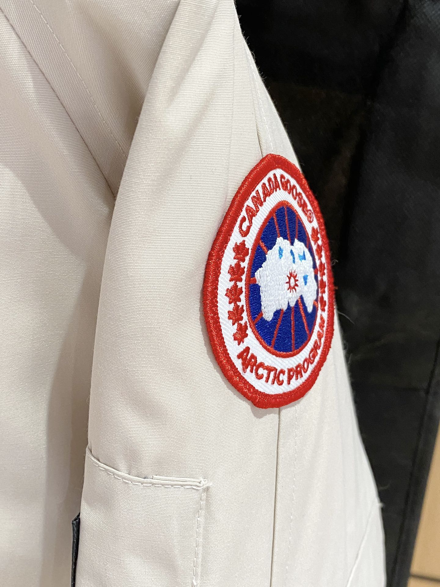 CANADA GOOSE 캐나다구스 FW2025 한정판 단기 파카 4