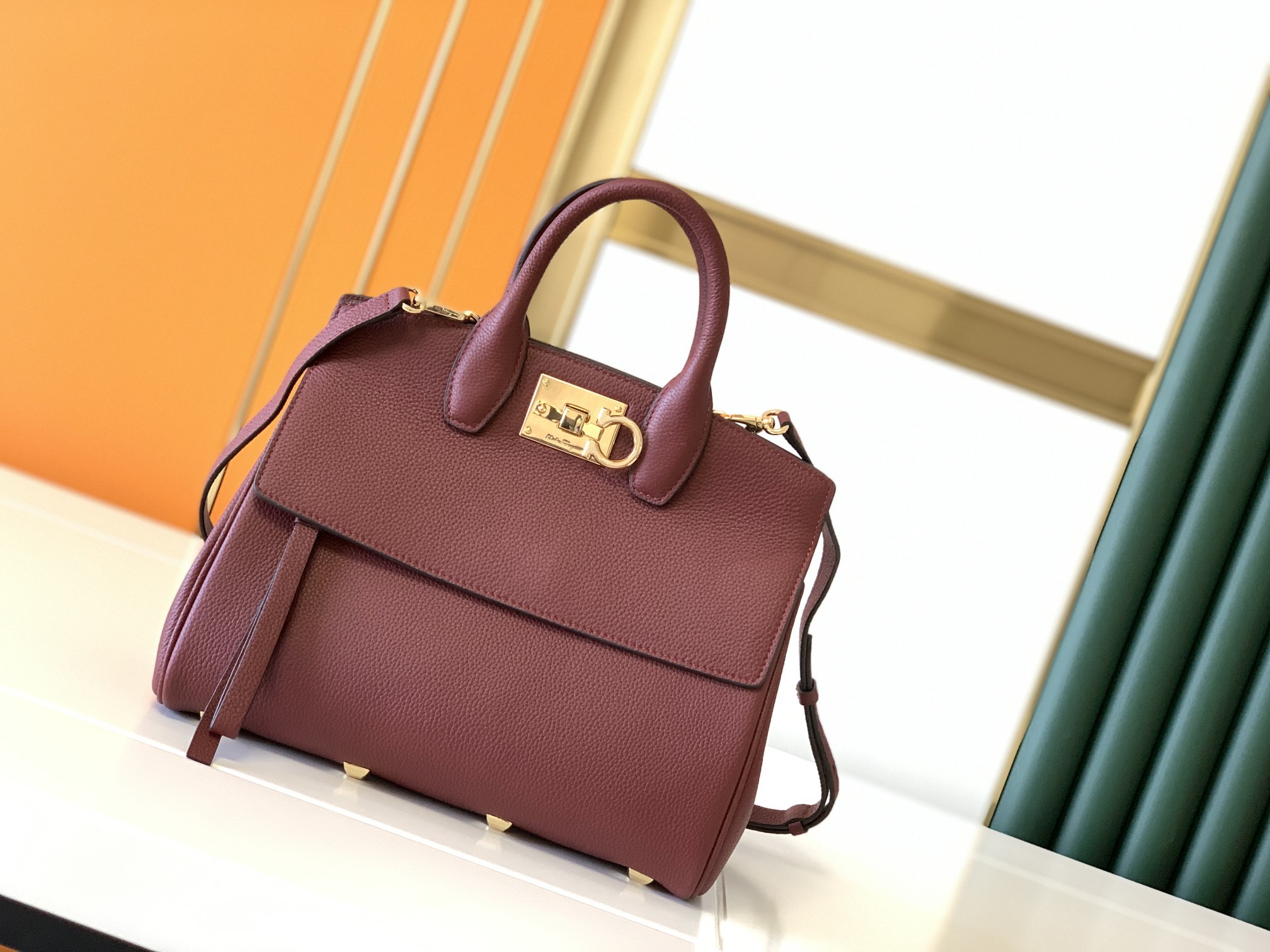 Ferragamo 살바토레 페라가모 FW2023 Gancini 잠금장치 토트백 7