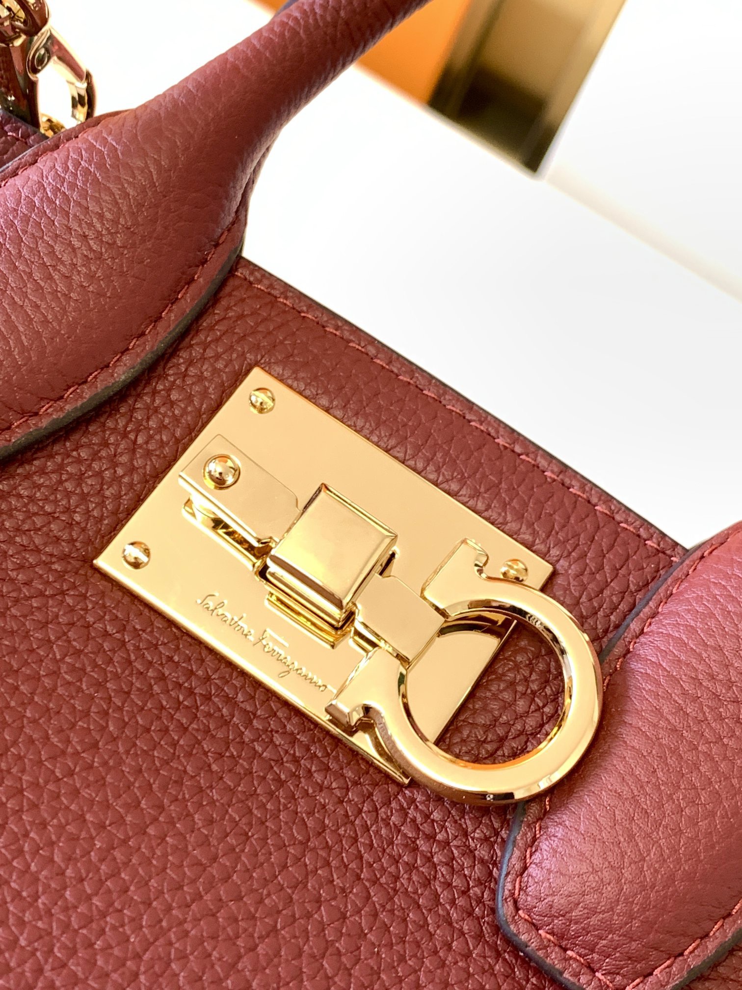 Ferragamo 살바토레 페라가모 FW2023 Gancini 잠금장치 토트백 8