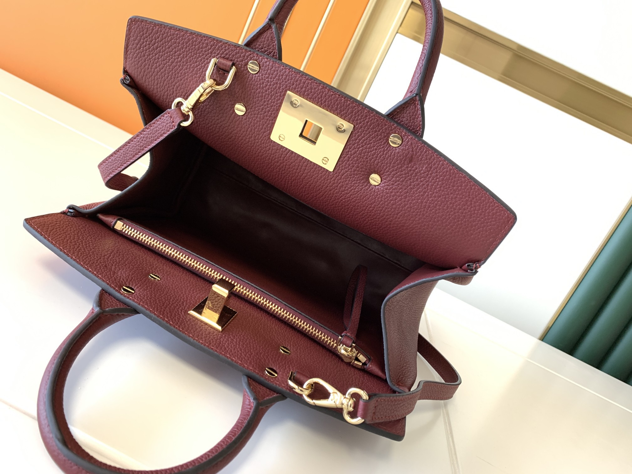 Ferragamo 살바토레 페라가모 FW2023 Gancini 잠금장치 토트백 9